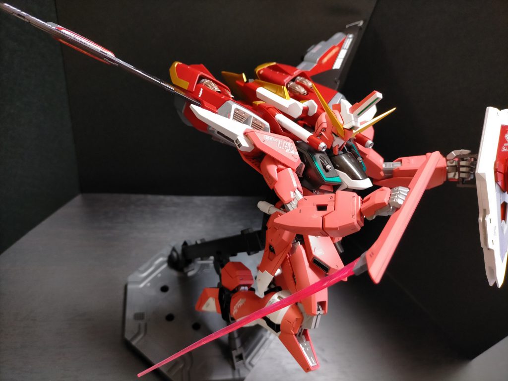 RQM55 シャイニングエッジ ビームブーメラン:シールドにマウントされているビームブーメラン。先代機のバッセルや、ソードインパルス等のフラッシュエッジと同系統で、基部が大型化されている。シールドにマウントしたまま大型ビームソードとしても使用可能。