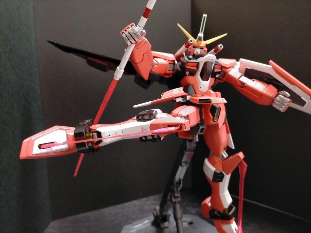 MR-Q15A グリフォン ビームブレイド:両脚部に内蔵されている格闘戦用の武装で、ガイアに装備されていたものの先代モデル。蹴撃時に使用され、その威力を倍化させる。イージスの脚部ビームサーベルの運用実績をもとに組み込まれた物であり、実質アスラン専用として用意された武装。ガイアの物より旧モデルを装備しているのは、本体がファトゥム-01より先に設計されたため。