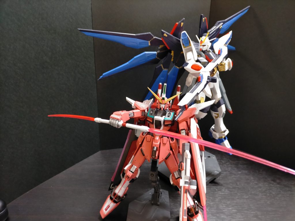 ストライクフリーダムと並んで！ストフリは中古の説明書無しでお安く買った物です。これを持っているのを知っていて、隠者をチョイスしてくれた見たいです。やはり対になる機体が並ぶといいですね！知人に感謝ですヾ(･ω･*)ﾉ頂き物2種も完成したので積みを崩しにかかろうかなwww