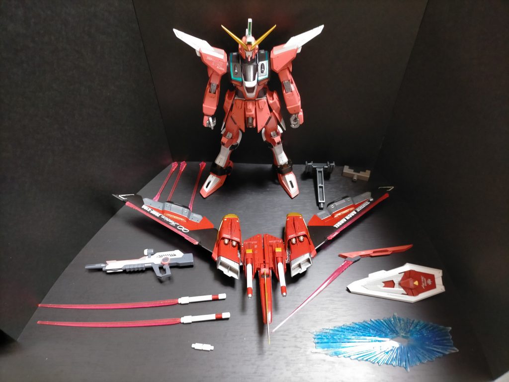 スタティックディスプレイ風　武装が多い！こっちではファトゥム翼部のビームブレード展開状態MMI-M19L 14mm2連装近接防御機関砲:頭部に4門内蔵している機銃。ガズウートに採用された物の改良型。MMI-GAU26 17.5mmCIWS:胸部に4門内蔵されている機銃。こちらはジャスティスが装備していたサジットゥスの改良型。