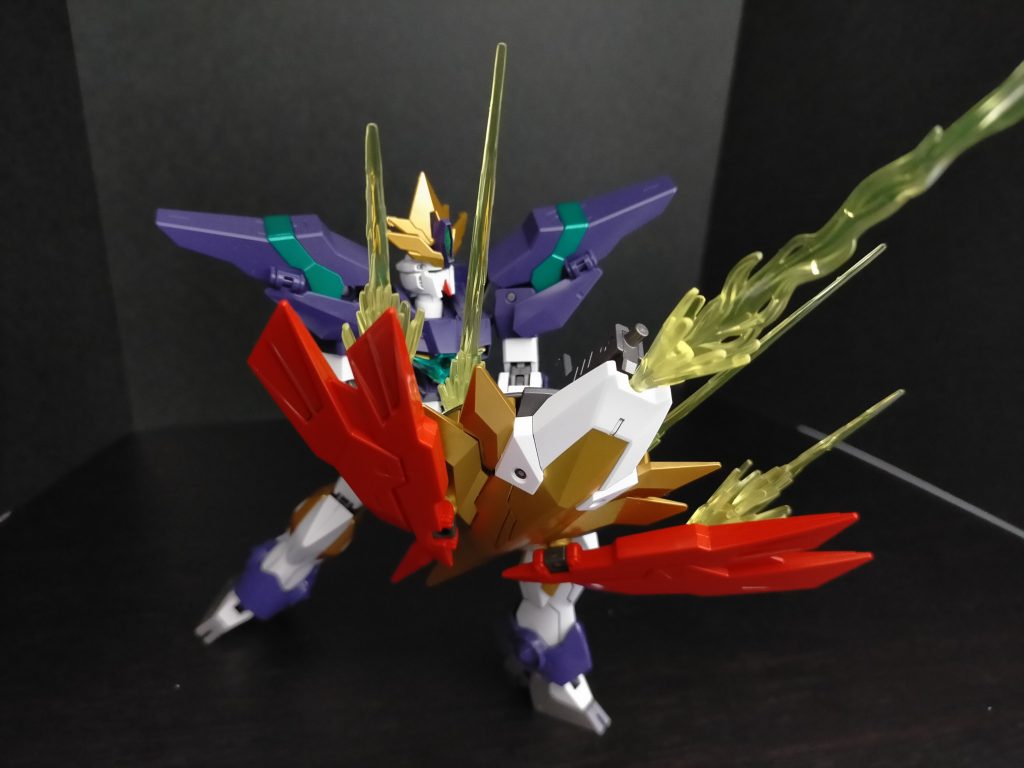 AS-1215イージスシールド:サークルシールドも大幅な改修され総合的な防御力向上を果たした。KT-HBS06GWケラウノス　ハイパービームソード:各装備が合体する事で、最大威力のビームソードとして機能する。使用時、頭部と胸部が展開しキングモードへと移行する、、、がモード移行しても性能の底上げや、特殊機能発動などは無い模様！劇中この機体最大の見せ場で使用したアレですwクリアエフェクト付属ですが中央のバカでかいのは再現されてはいません笑（小さいのは付属）