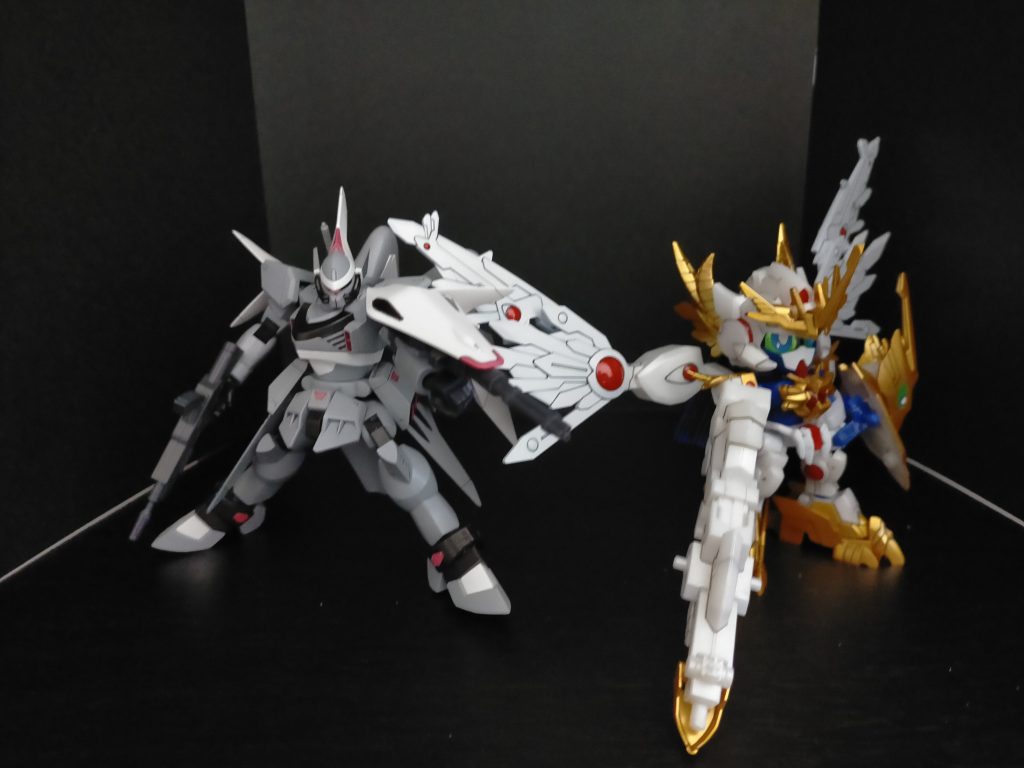 15年位前に知識等もないままオールラッカー筆塗りで仕上げて下地が泣きまくって心折られたシグーと並んで!今では気軽にネットやYou Tube等で調べたり出来るのでいいですね。今回初めてアクリジョン塗料にもトライしました!羽の赤⭕はキレイに塗れず輪郭を墨入れで誤魔化してます笑 筆ムラがヒドいですが昔よりは良くなってるみたいなので良かったです。 3/4完成後1つ笑