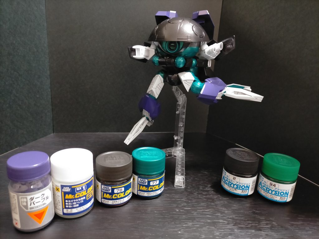 機体黒:C78メタルブラック機体緑:C77メタリックグリーン機体白:GX1 クールホワイト機体紫:GB16 ダークパープルカメラアイ周り塗り分けアクリジョンN2ブラック   N94クリアーグリーン今回シンプルに白パーツのスジの彫り直ししかしていませんが、墨入れでかなり引き締まった感じになりました!前回から一部アクリジョン塗料を使っていますが、ニオイがほんと無くて助かります。ただエナメルや水性アクリルみたいに拭き取り前提で使用出来ないのが難点ですが、部分塗装でちょくちょく使っていこうかと思います!
