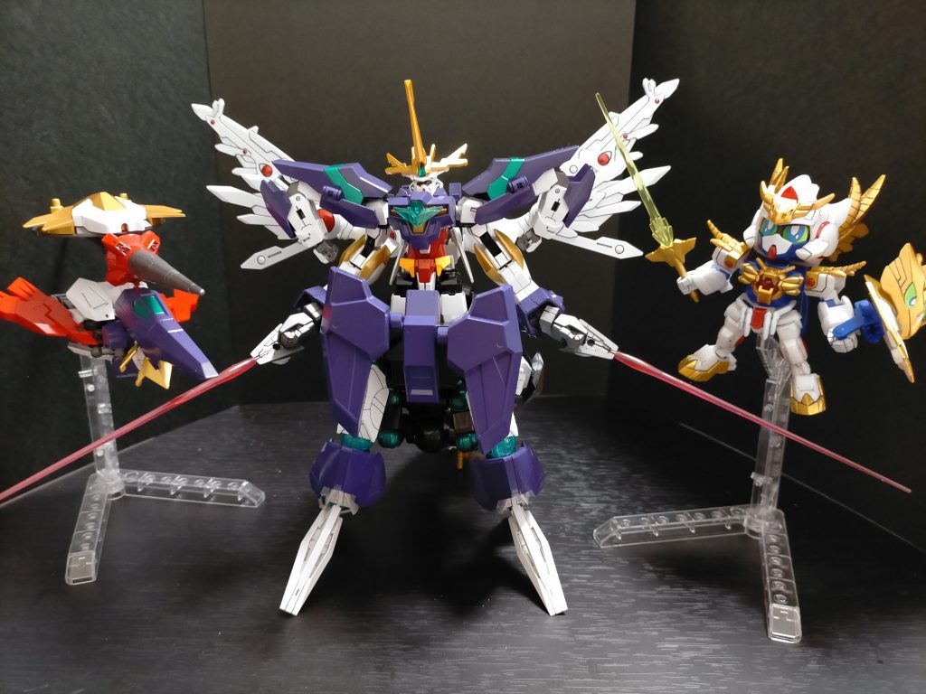 ハイパービームサーベル:両腕部（イージスナイトの爪先部）から発振される巨大ビームサーベル。接近戦時に使用され、多数の敵部隊や巨大な戦艦を一刀両断する圧倒的な破壊力を有している。