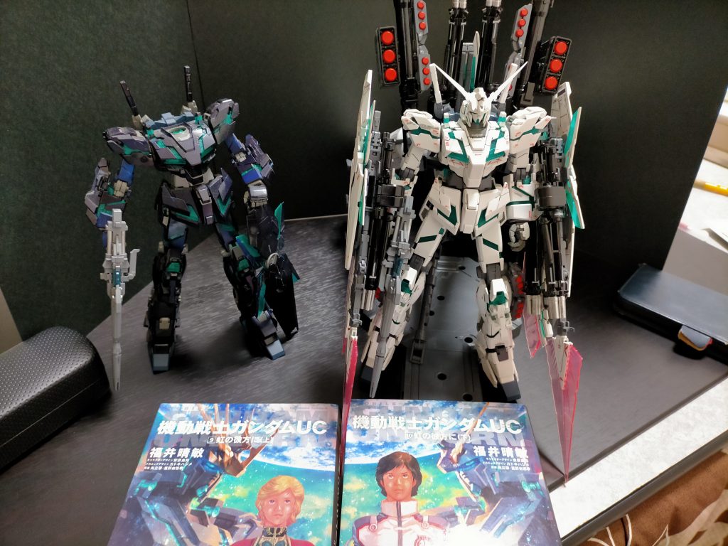 アニメ化前に小説を読んで好きになり○天スーパーセールにて2箱ご購入し製作しました。左側は小説版バンシーを作り（小説版2号機は頭部アンテナとカラー意外は同一機体設定）小説絵の様にしたかったのですが挫折しましたw（後々知人からアニメ版バンシーの説明書のコピーはもらったのでアンテナ単品注文は出来ますがめん、、、）気づけば2020年もあと僅か。振り返ってみると過去最大数ガンプラを製作しました笑まだまだ下手くそですがマイペースに作って行こうと思います。又年明け早々、単身赴任が確定していたので、アクリジョン塗料とプラモ、工具はほぼ送ってあるので、筆塗りの修行をしてみようと思いますw少し早いですが今年一年ありがとうございましたm(_ _)m来年も宜しくお願いします。