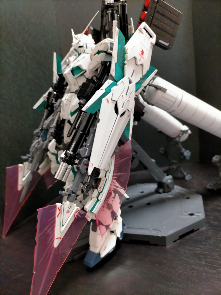 ビーム・マグナム本機の主力武装。「マグナム弾」と呼ばれる専用Eパック（エネルギーパック）を最大5基連結し、1射で1基分のエネルギーすべてを使い切る代わりに、ビーム・ライフル並みの速射性能とメガ・バズーカ・ランチャーと同等（通常のビーム・ライフルの4倍）の破壊力のビームを発射する。ビーム・ガトリングガン本来はクシャトリヤ用に新造された4銃身式の大型ビーム機関砲。両腕とバックパックに計6門装備装備された。シールド4枚の花弁状のサイコフレームパーツが「Ｘ」字型に展開し、中心部に対ビーム用のIフィールド発生装置が露出する。基本的にデストロイモード時に展開するが、ユニコーンモードのままでもIフィールドバリアとして機能する。Iフィールドはパイロットが操作しなくても自動で展開され、戦艦クラスのビームでも跳ね返せる。ハイパービームジャベリン柄の部分などにサイコフレームが内蔵されており、スライドすることで展開される。未使用時は柄を二つ折りにすることでシールドへのマウントが可能。加えてビーム刃発生器は取り外しができ、柄尻部分やビームマグナムへマウントし、銃剣のように使用することも可能となっている。