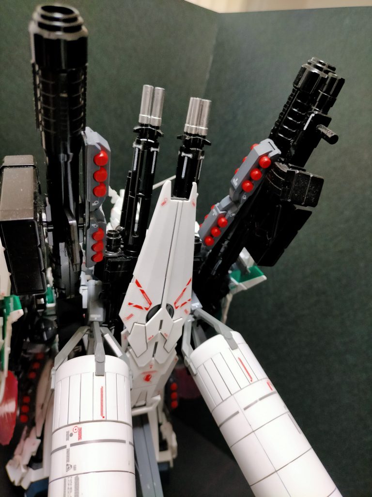 ビーム・サーベルバックパックに2基と左右の前腕部ホルダーに1基ずつ、計4基を装備する。いずれも通常時は基部で折りたたまれ収納されているが、必要に応じてグリップが180度展開する。背部サーベルはデストロイモード時に展開され、額のアンテナと同様に本機のシルエットを「ガンダム」らしく変化させる。両腕のサーベルは、デストロイモード時のみホルダーに固定したまま発生器を前方に180度回転させることにより使用できる。この状態を「ビーム・トンファー」と呼ぶ。ハイパー・バズーカ280mm大口径対艦攻撃用無反動ロケット発射システム。連邦系MSとしては標準的な実体弾火器。非使用時は砲身を短縮した状態でバックパック中央部に固定される。グレネード・ランチャーRGM-96X ジェスタ用の装備で、ハイパー・バズーカの砲身に装着される3連装ハンド・グレネード・ユニット2本のハイパー・バズーカと脚部に2基ずつ、計8基を装備する。小サイズのため設置個所を選ばない他、弾頭も推進機能を持つため運用性に優れる3連装対艦ミサイル・ランチャーハイパー・バズーカの側面に2基を装備する。弾頭自体にセンサーが組み込まれており、高い命中精度を誇る