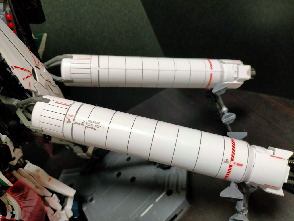 機種を問わずネェル・アーガマに保管されていた武装を可能な限り搭載した結果、合計17門にもおよぶ火砲を備え、MS単機として最大級の大火力を手に入れた。背面には、流用追加武装によって増加した機体重量を取り回すため、宇宙用サブフライトシステムである94式ベースジャバーのスラスター部を転用し追加マウント・フレームで接続した、プロペラントタンクを兼ねた大型ブースターユニットを備えている。