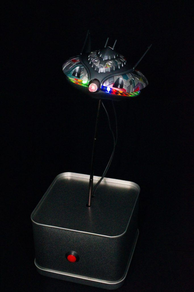 スイッチ付きです。LED27個は使用しました。ダイソーの猫じゃらしを支柱に使っているので揺れます。