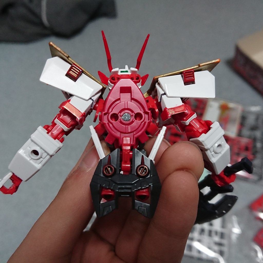 背中はTwitterで見かけたのを参考にしてダークマターの背中パーツを逆さまにして干渉部分を切断してユニバーサル規格にしました