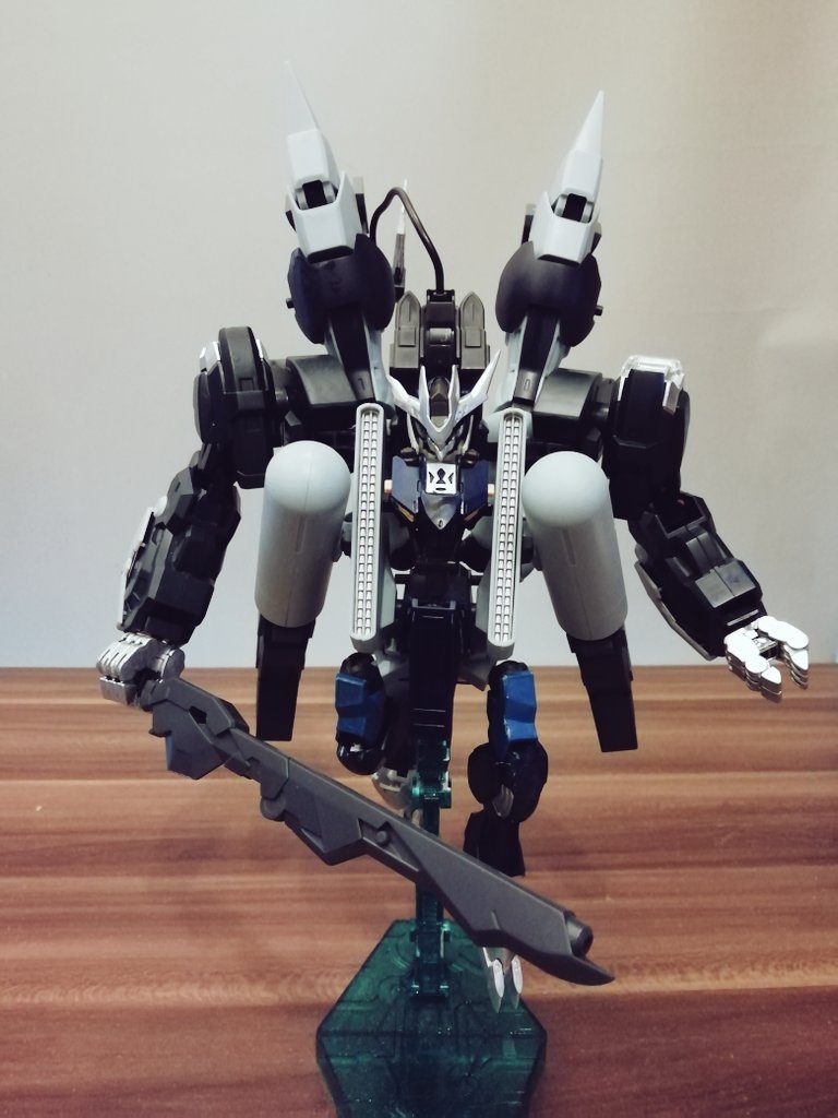 変形2人型モード宇宙での戦闘を想定したモード足が貧弱な為、地上では自立不可能