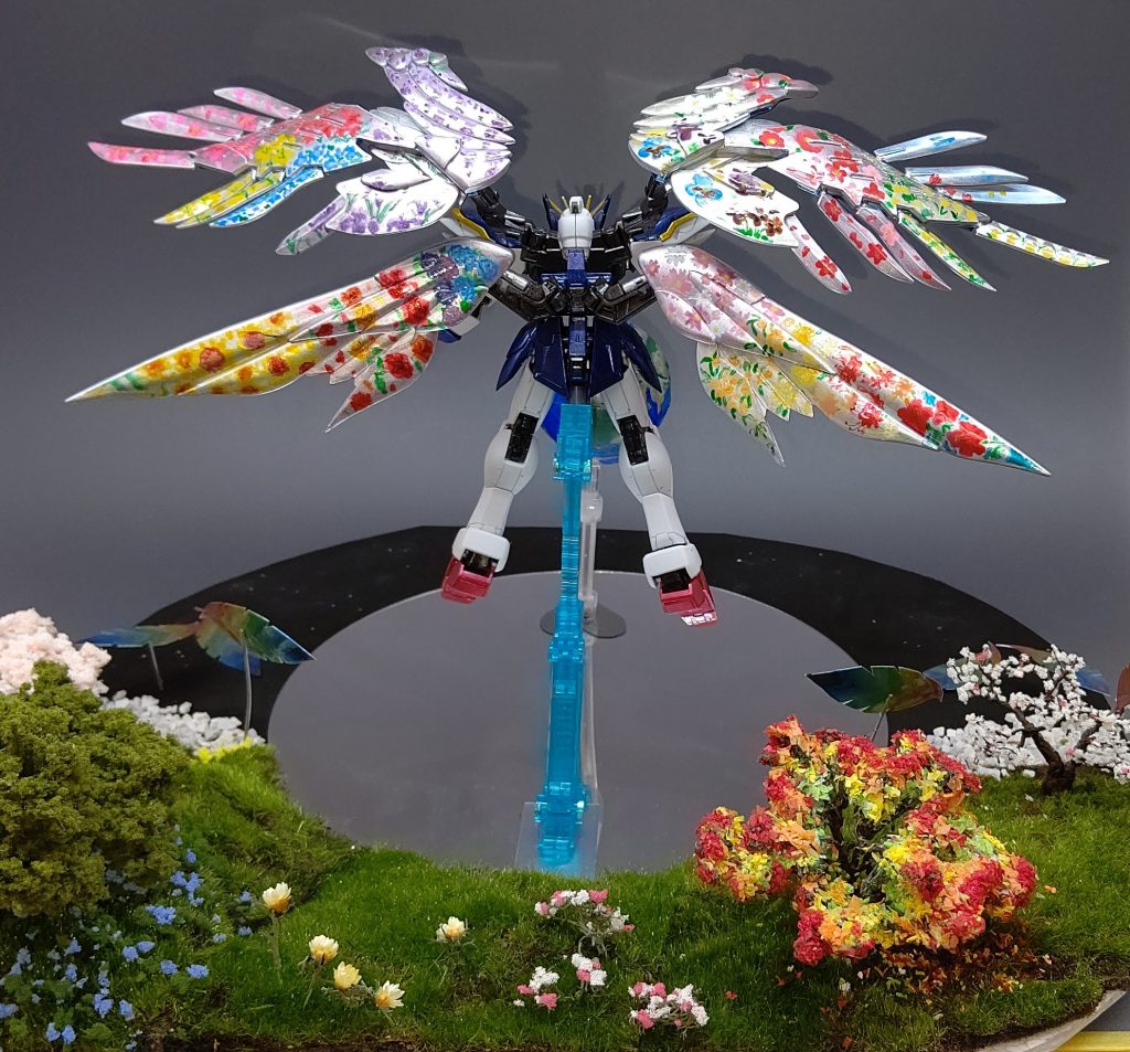 羽の後面には左上から右上にかけて、春夏秋冬の花々を描き、台座でも木々や花々で春夏秋冬と表現してます！