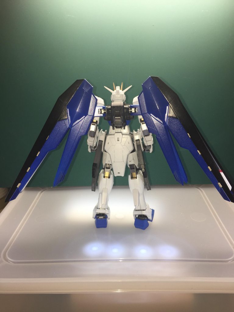 スミイレが嫌いなので、塗装の工夫と工作段階での工夫でスジの部分を強調できないか、と実験。