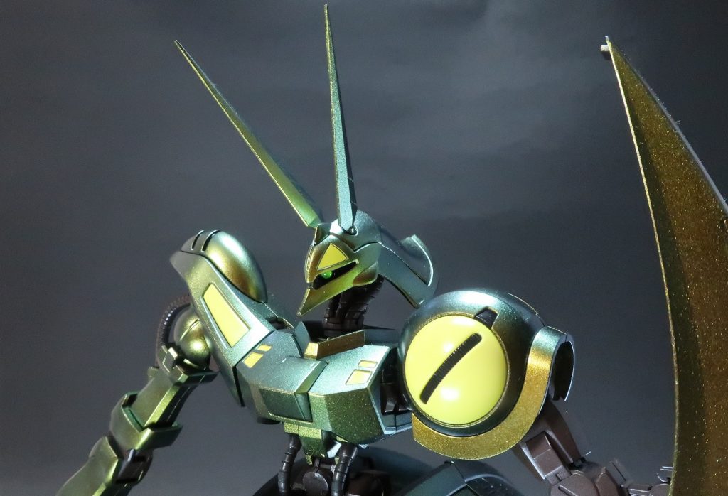 アニメのギラギラした表現を再現するべく選んだ塗料は、ガイアノーツの「メタリックプリズム ムーンゴールドシルバー」(長い)です。この塗料、本来はゴールドからシルバーに偏光するんですが、厚吹きするとゴールドが強く出て、ほとんど偏光しなくなるようです。ギラギラ感は期待通りでしたが、色味がやや暗くなってしまいました。下地は黒にしないほうが良かったかもしれません。