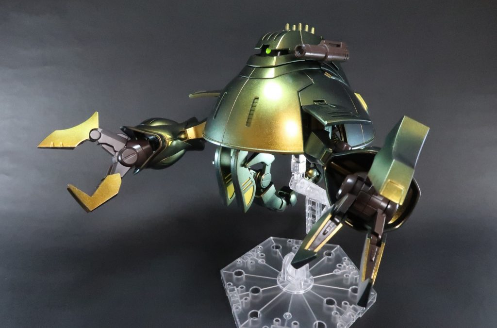 アンテナを尖らせたときに少し伸びたので、頭を付けたままの変形が難しくなったのでこれは頭を外したままです。