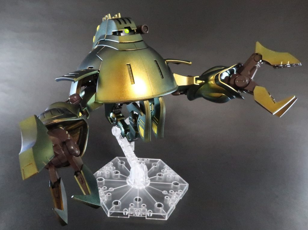 バウンド・ドックと言えば変形させないわけには行かないので変形させました。下に飛び出した腕は本来はもう少し押し込めると思いますが、塗装ハゲが怖くてできませんでした。