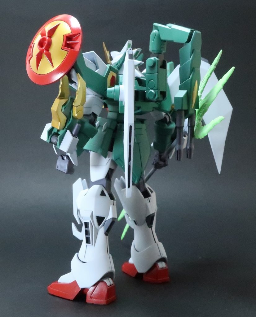 ビームキャノンは本来はバックパックの上面から生えていますが、どうやっても頭に当たるので、ジーエンに元々あるアームから延ばす形にしました。