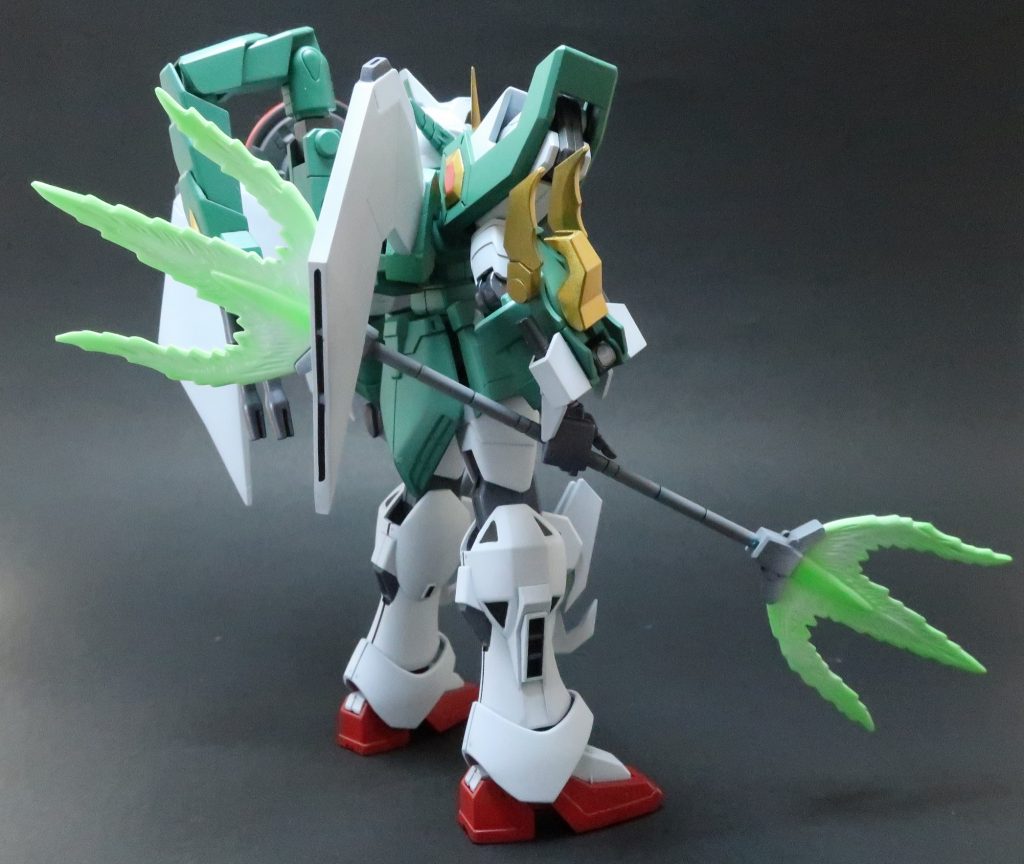 羽はジーエンのままにしようかと思いましたが、あまりにも形が違うので基部だけ使って旧キットの羽を無理やりくっつけました。
