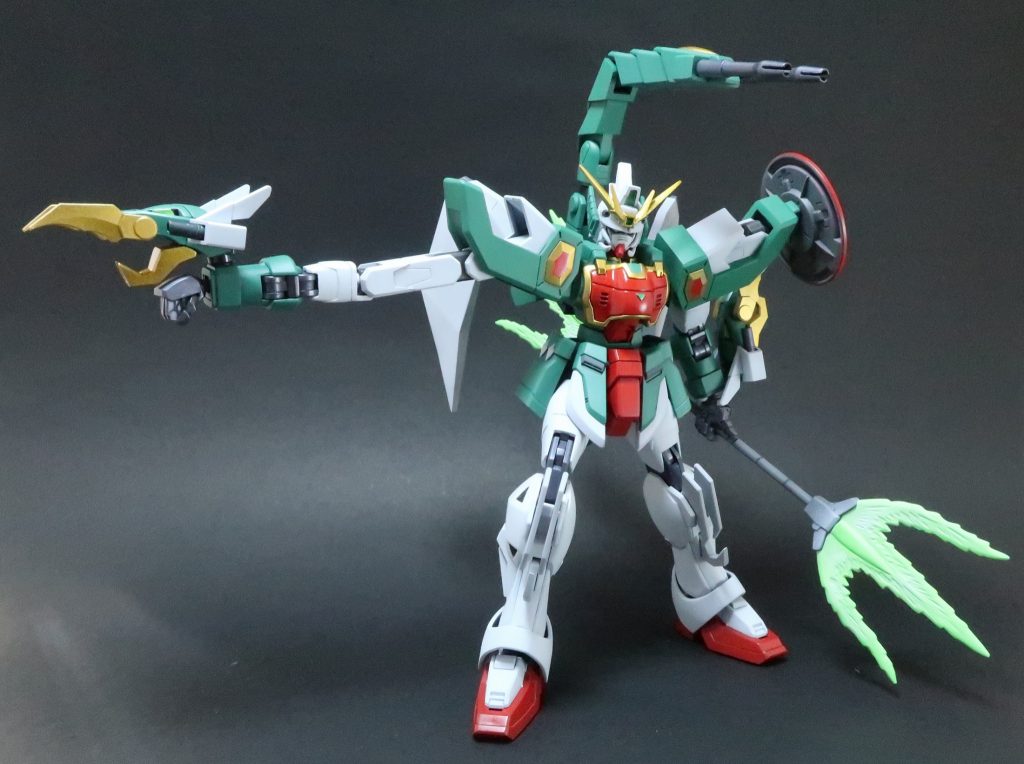 ドラゴンハングの延びる部分は、TV版の通りに折りたたもうとするとジーエンが2セット必要なので諦めて、肩からまるっと旧キットを使用。