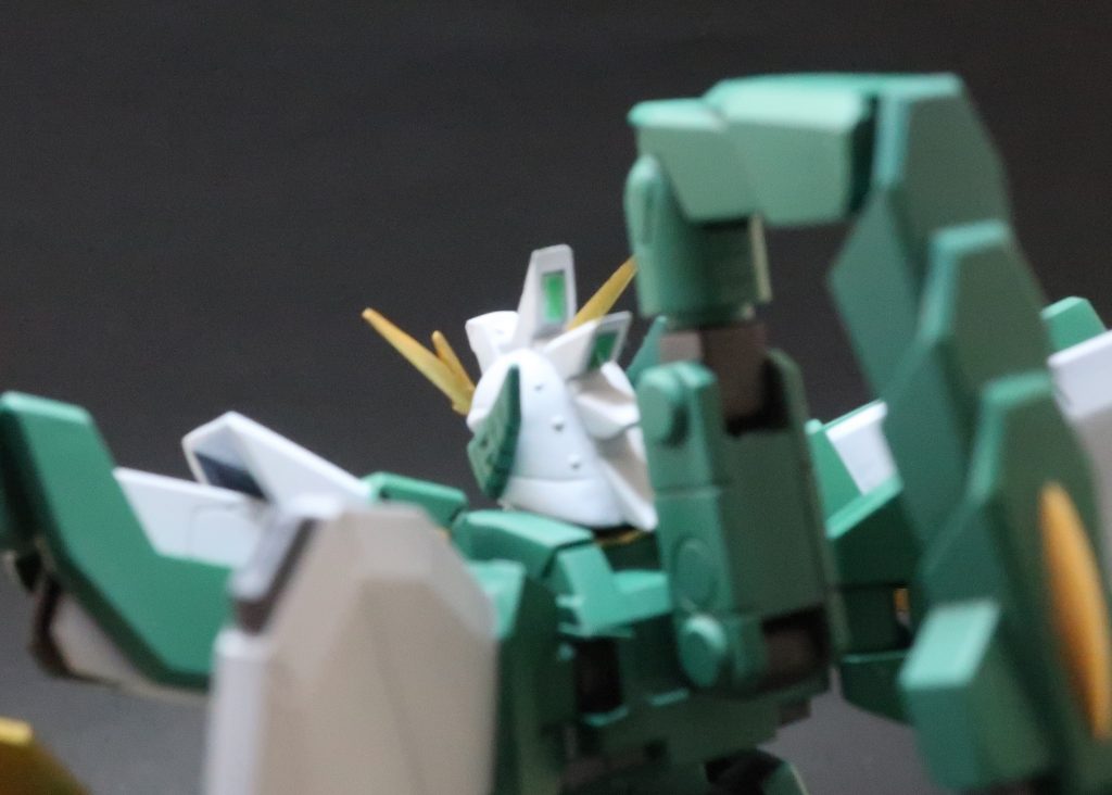 どう作ろうか検討中に、トサカの裏がセンサー状になっている設定資料のような画像を見つけたので、適当にですが再現してみました。(一応、3段目までしてあります。)