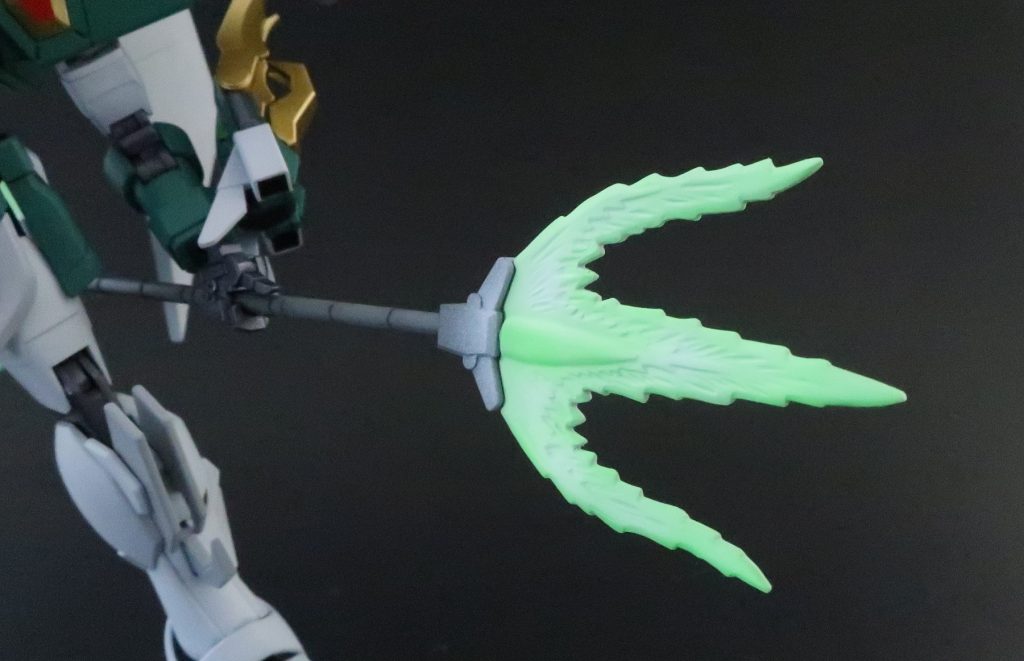 ビーム刃は真っ白だったので、旧キット取説の絵を参考に、照り返しも表現してみました。が、もうちょっと色濃いほうがいい気がしますね。