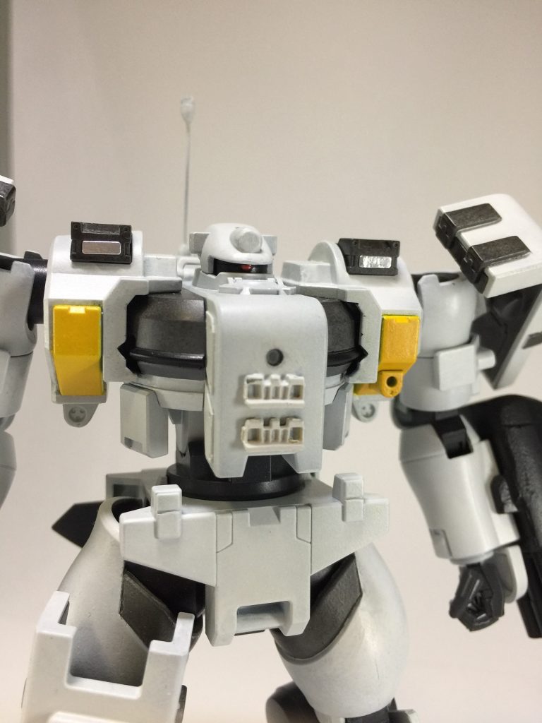 モノアイは赤。全身のグレーはガンダムマーカーをエアブラシシステムで吹いたもので、本来もっと明るい色なのですが、ラッカーのつや消しを吹くとこんな風に重い鉄のような色に変わります。