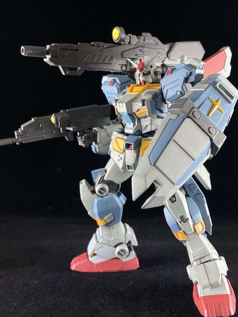 射撃姿勢っぽいポージング。