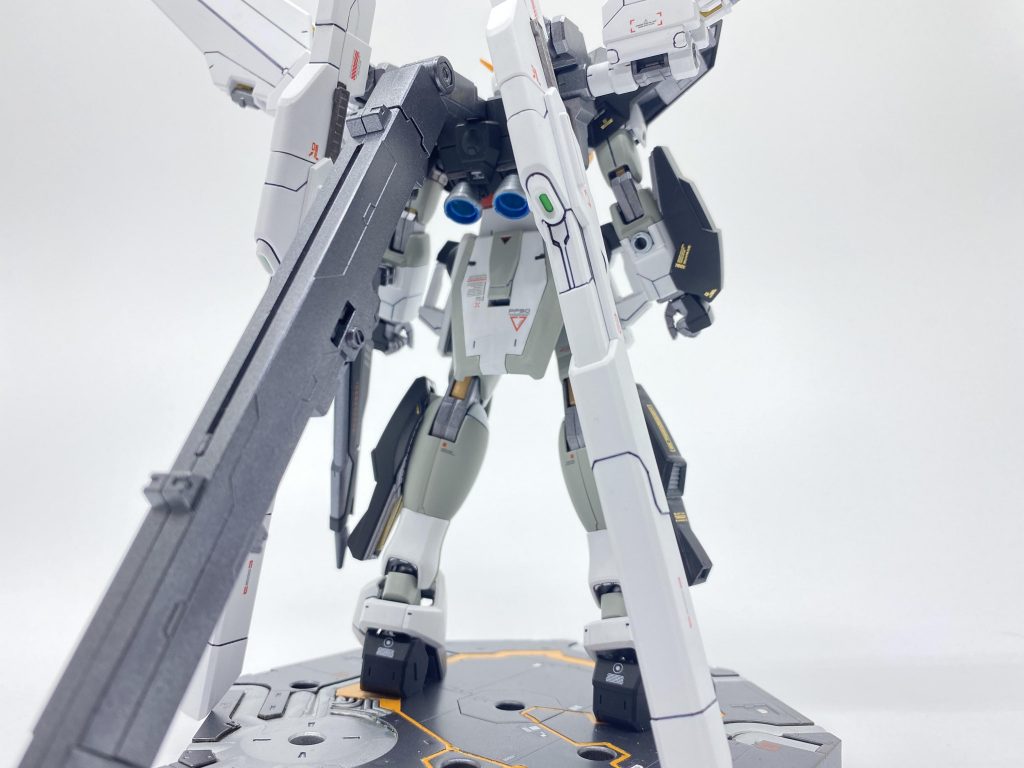 背面です。バーニアは特に思いつかなかったので青色にしました。