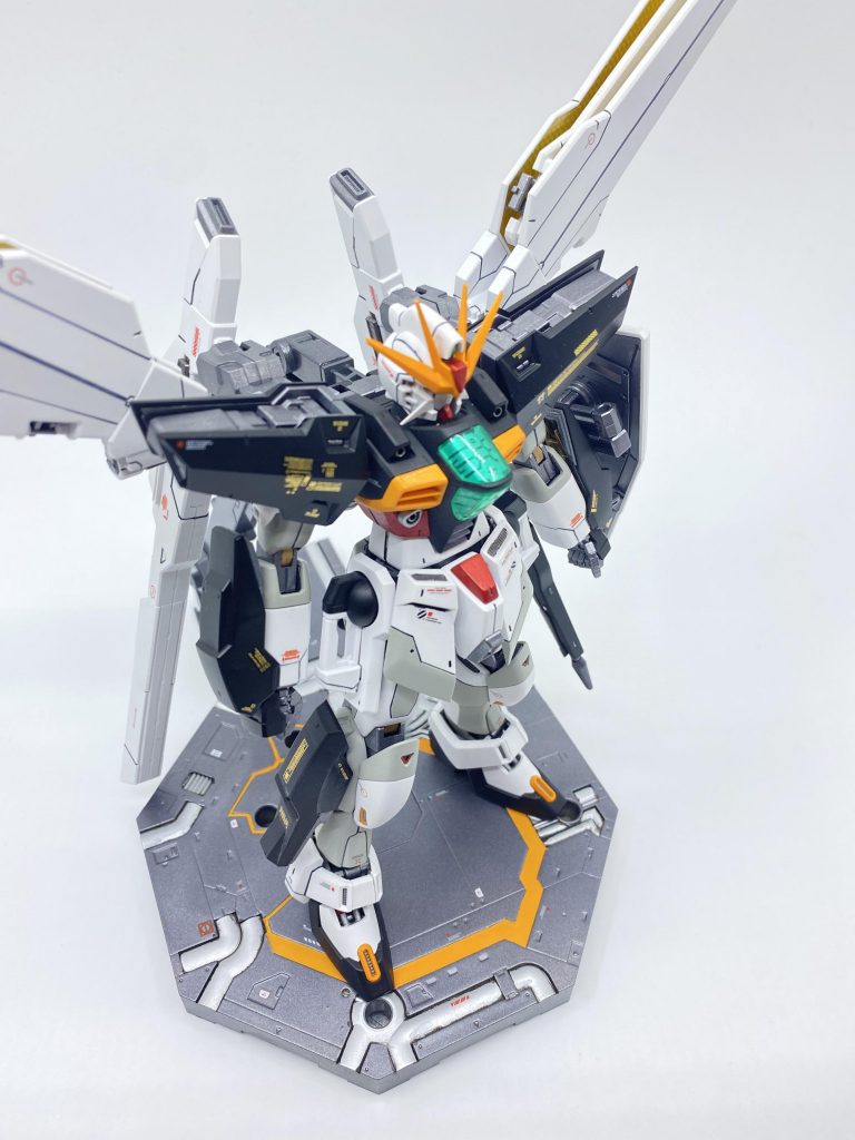 台座も塗装しております。足元にオレンジ色ってどうなの?って思いながら試験的に塗った配色だったのですが結果オーライになったのではないでしょうか。