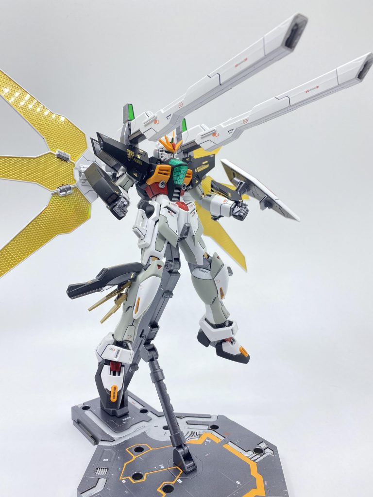 腕部と脚部の放熱フィンは一枚一枚開かなくても連動して開いてくれるギミックで、ふだんHGしか作らない私としては大変感動しました(笑)
