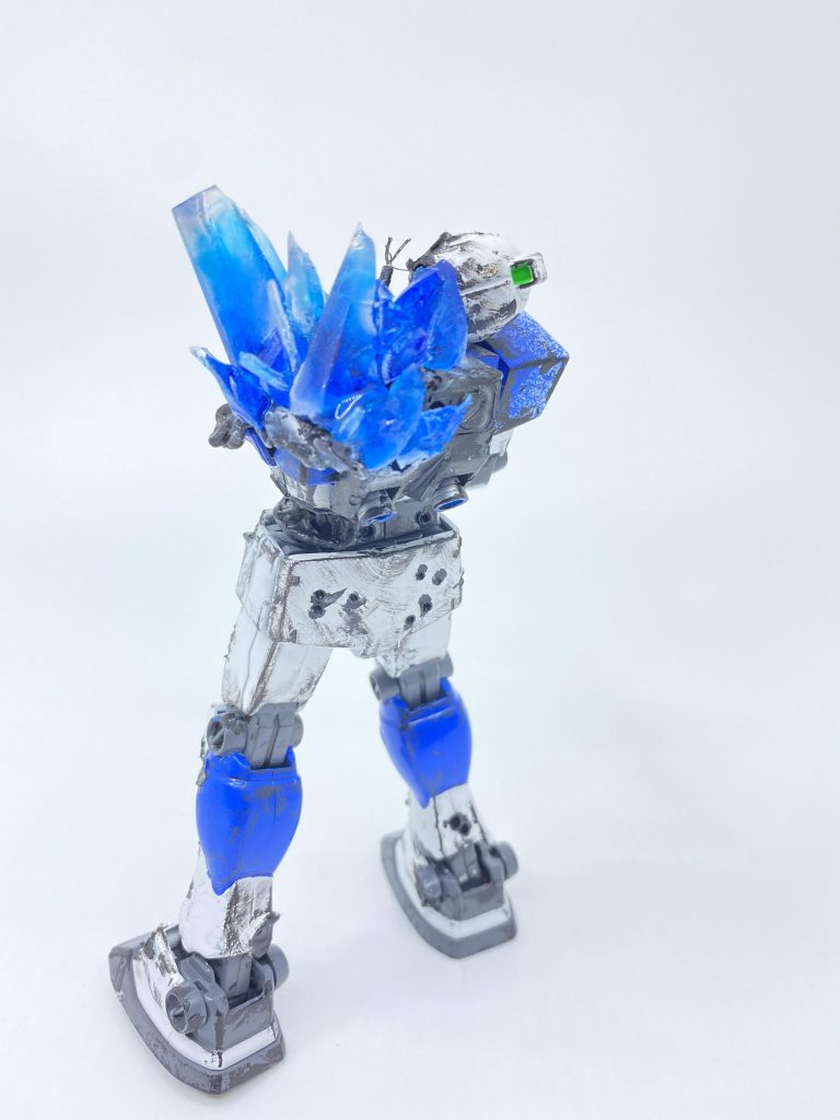 損傷ははんだごてで溶かしました。クリスタルはレジンで作ってます。