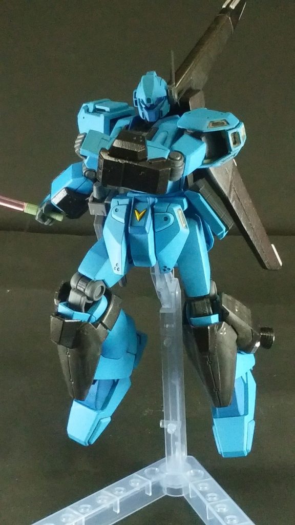 肩のミサイルポッドをパージしてサーベルで切り掛かるスタークジェガン 