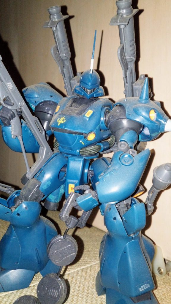 約20年前に素組だったころの写真がなかったので、約10年前にめちゃくちゃに接着して部分塗装された状態の写真です。