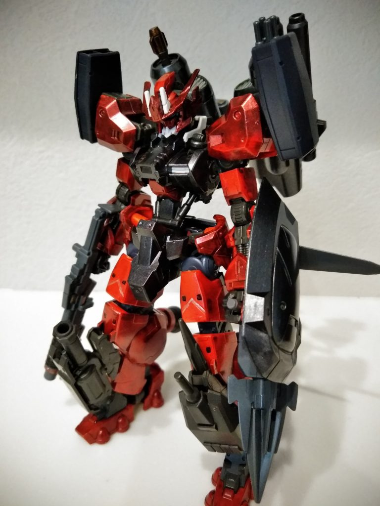 元々アスタロトオリジンが好きなくらいなので左右対称を意識した機体が多いのですが今回は非対称としました！