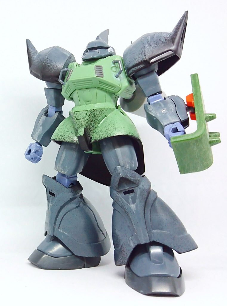 ゲルググの制作経過、足変えて股間の関節弄るとプロポーションが結構変ると解る写真