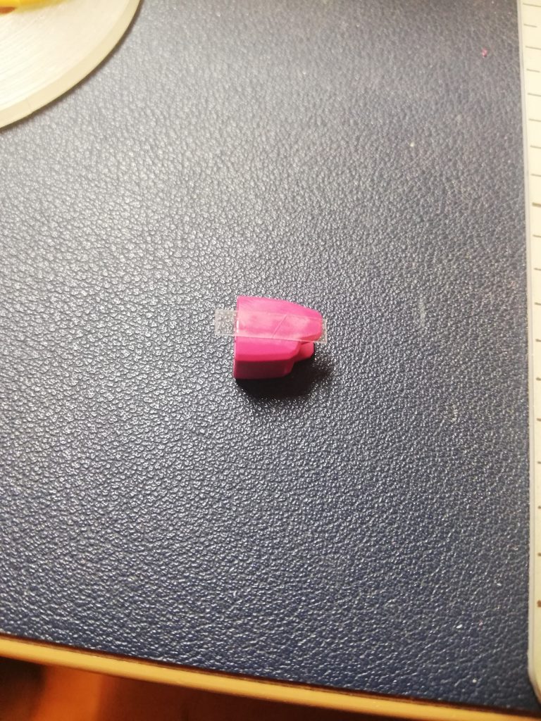 自分の中で最近流行りのスジボリテープを張ってパーツ上で中央でいい感じに斜めにデザインナイフでカット左右に先に掘り、カットした片側のテープを外し、カットした斜めの部分を掘ります失敗してもデザインナイフ程度の傷なら深すぎなければ400番の紙ヤスリで消せます