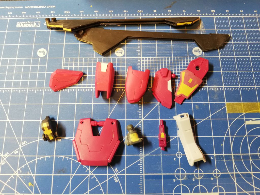 いろいろ穴埋め、スジボリしてます特にファトゥムの羽の穴は気になりましたスジボリは基本0.2mmですが0.5mm も使用して上手い人風のスジボリしてます腕ではなく道具でごまかしてます　笑