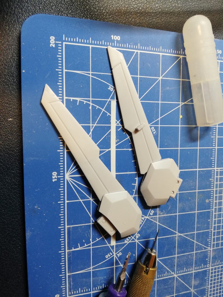 G-セルフの名残でピンが残ってたのでカットして削り、0.5mmでスジボリで違和感なし!先端は平行にカットして処理して角をたたせましたアンテナ部、肩パーツ、首もとのパーツもカットして角をたたせています