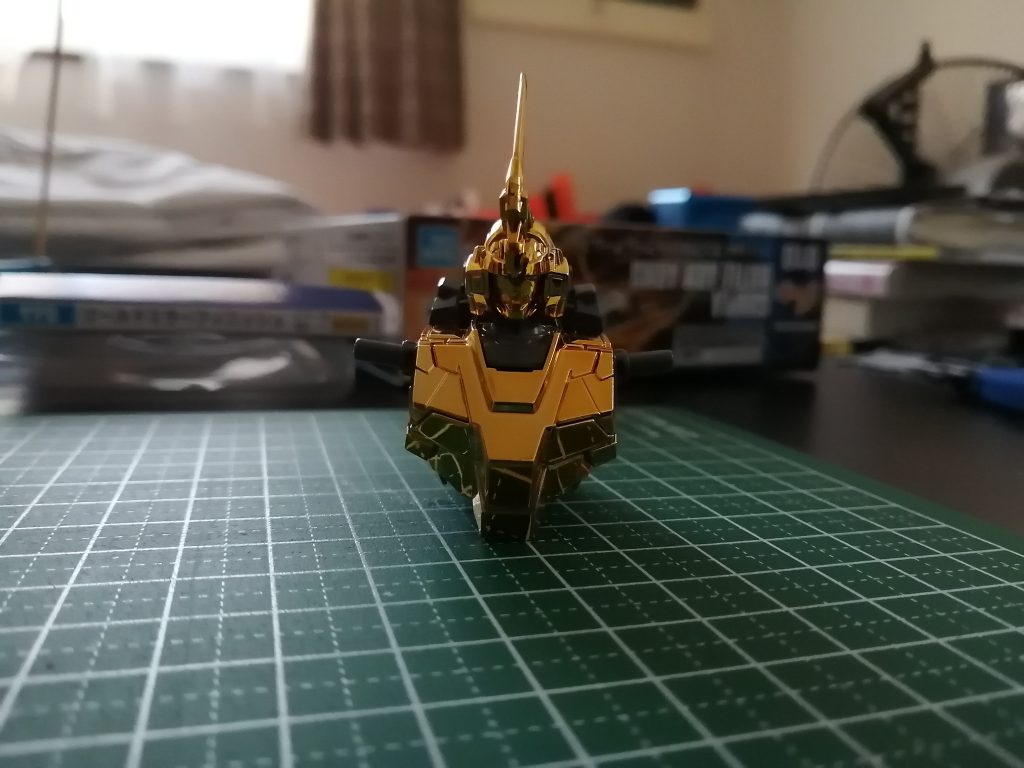 フェネクスはゲート跡にメッキシートを貼り、ゴールドコーティングを最大限に活かしています。