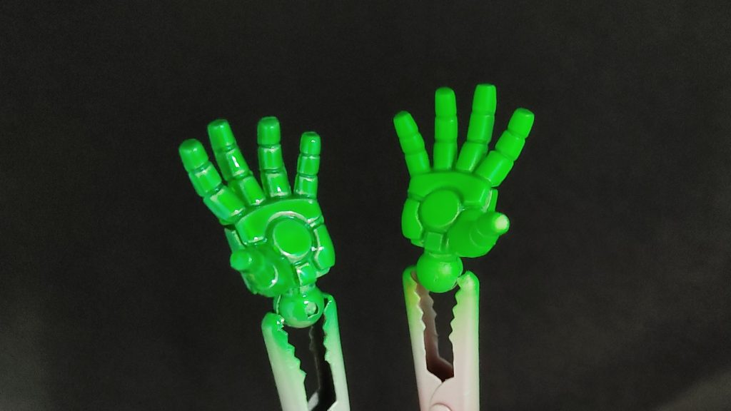 シャイニングフィンガー比較左:クリアグリーン、右:蛍光グリーンどちらもシルバー下地