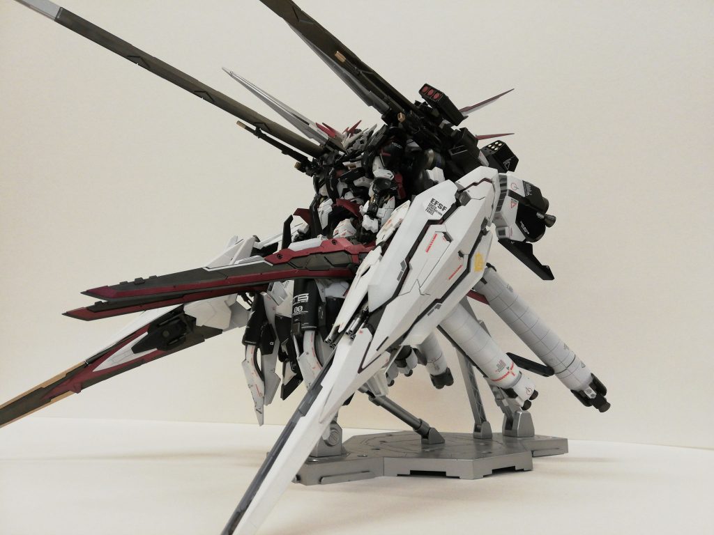 こちらは横からの写真です。PG00ガンダムの腕をサブアームとして各腕に武装を付けてます。