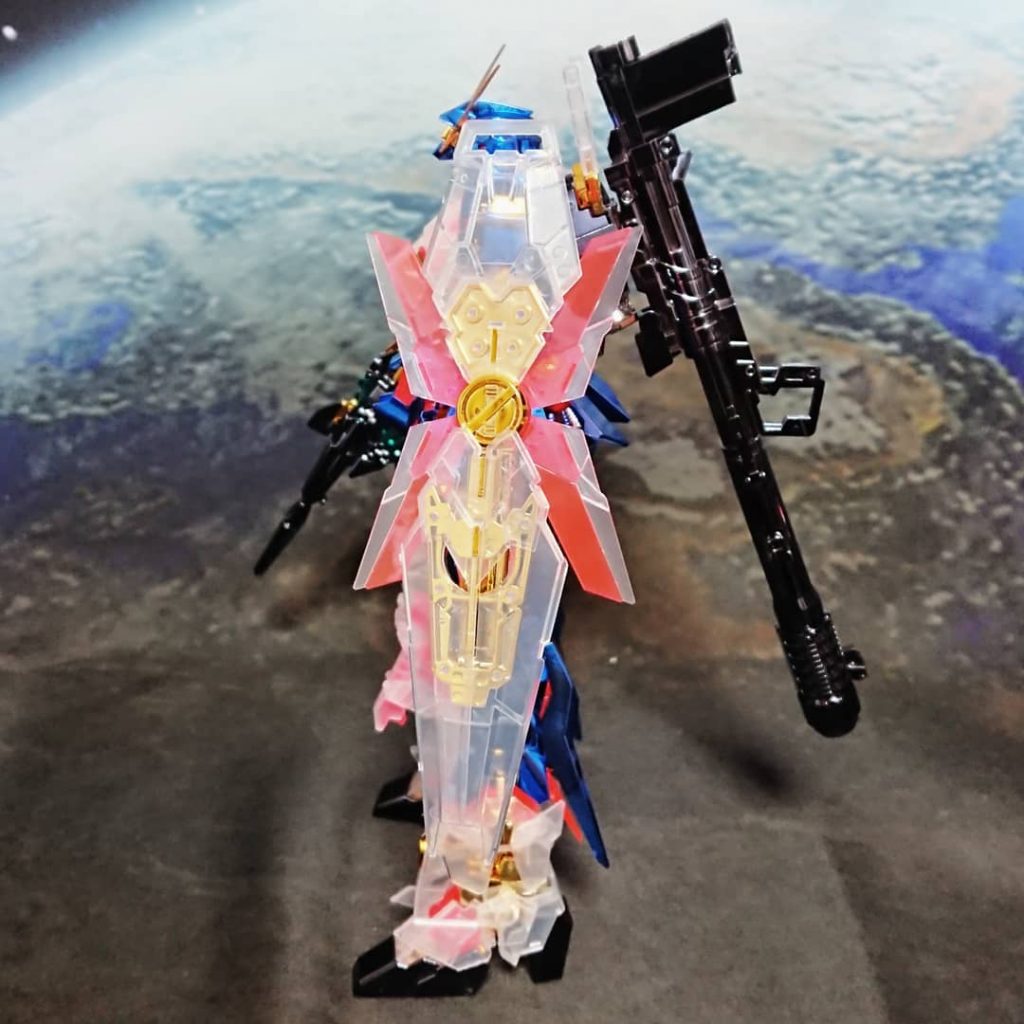 クリアのシールドから見えるゴールドメッキが綺麗