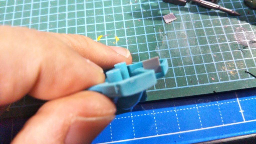 合わせ目消しでヤスリの入りづらいところは…先にプラバンを貼ります。