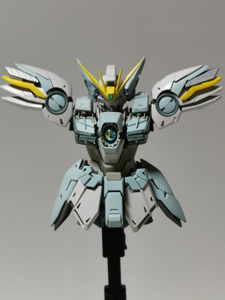 基本塗装後。最近はクリアーコーティングしない方が雰囲気が出ている事があり、これに近づけるようにクリアーの技術を磨かないといけません。カトキハジメ氏イラストに寄せて頭部、肩のライン変更しています。肩内部パーツはユニコーン肩のサイコフレームと、MGアーリータイプの肩から削り出して作成。