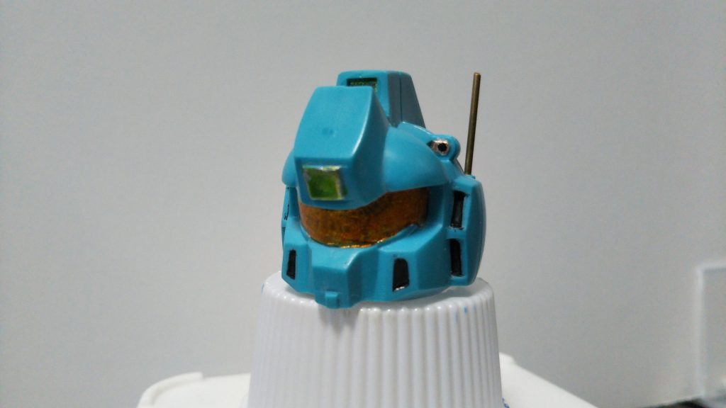 アンテナは真鍮線を使っています。ほほのラジエーターも少し彫っています。