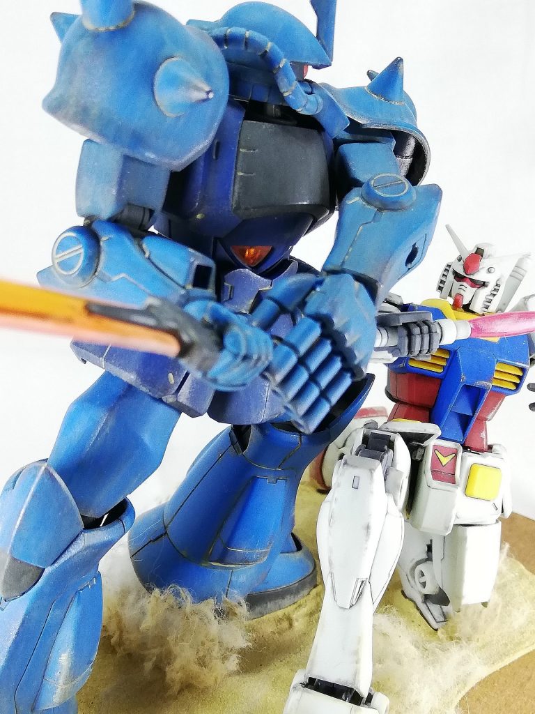 本来なら、グフの腕を切断して製作しても良かったのですが、切断するのがもったいなくなり、直前のシーンとなりました。同様の理由で、両MSともコクピットのダメージ表現も行っていません。