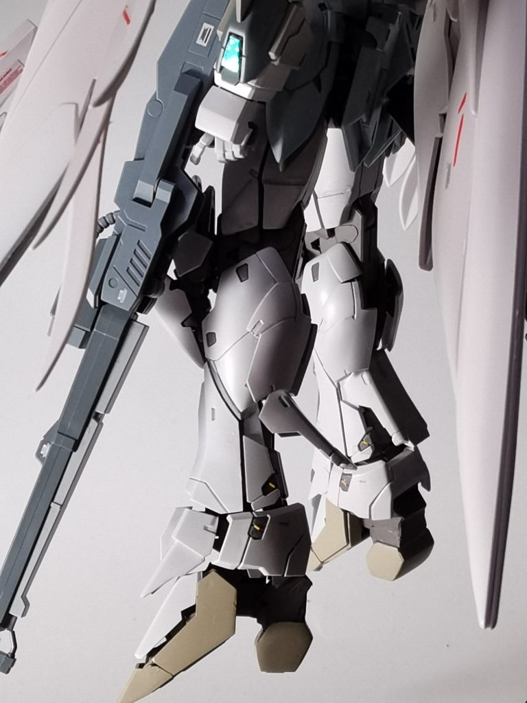 アクセントでイエローのポイントを四肢先端に配置。