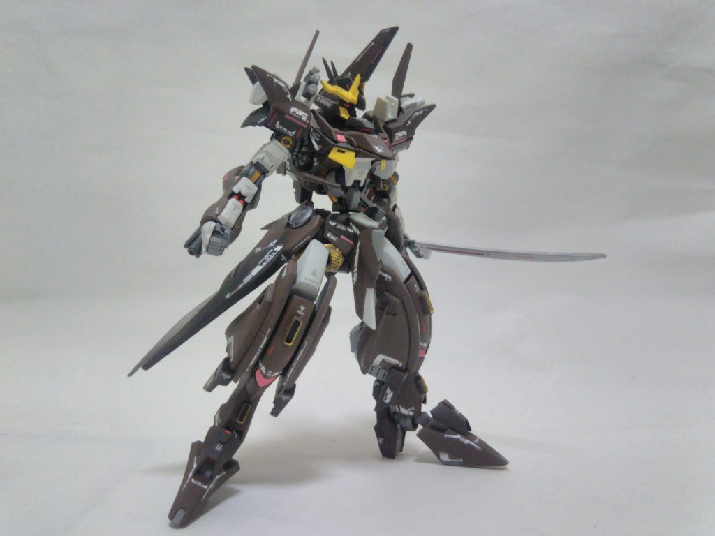 ナノラミネートブレイドナノラミネートを使用した刀剣型の武装左肩上部に装備 スモークディスチャージャー敵機の撹乱・陽動、戦場からの離脱の際に使用右肩上部に装備