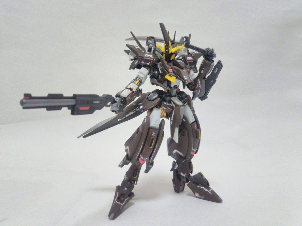 ショットガン射程は短いが広域に射撃することができる武装。近接戦闘で最も威力を発揮する腕部200mm機関砲腕部に装着した武装、連射性能が高く牽制や近距離射撃に用いられる