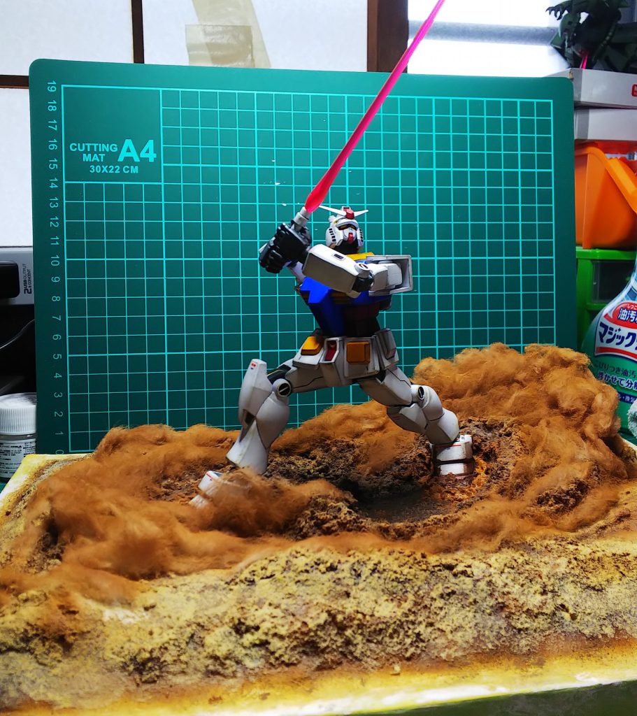 ビームサーベルを構えるガンダムどっしりと構えさせるために、太ももの延長とウエストをシェイプさせ、できるだけ腰が落ちるようにしました。  